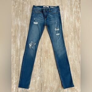 NWOT HOLLISTER LOW-RISE SUPER SKINNY CLASSIC STRETCH JEANS SIZE: W26 L30